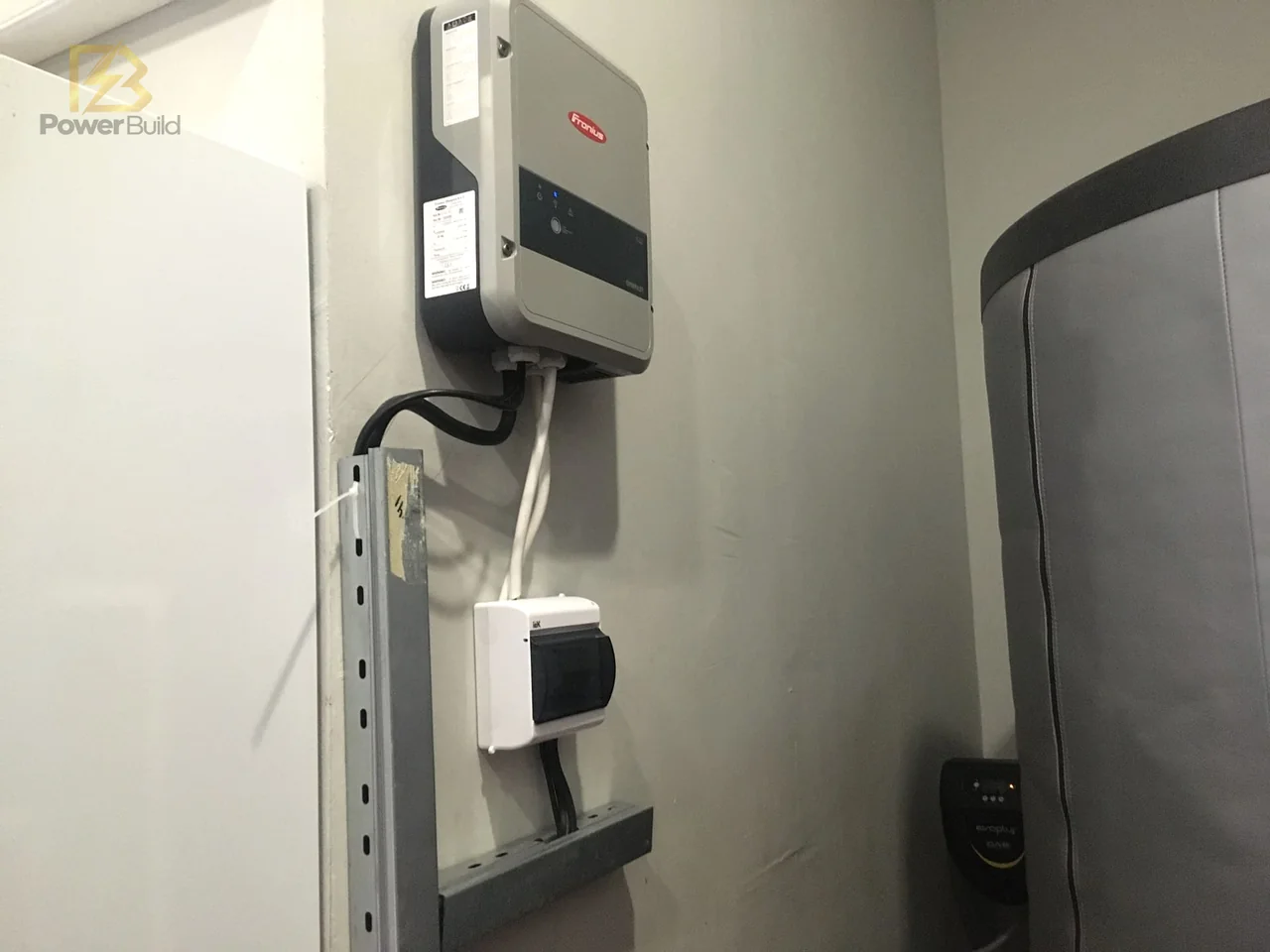 Контроллер Fronius OhmPilot рядом с оборудованием горячего водоснабжения